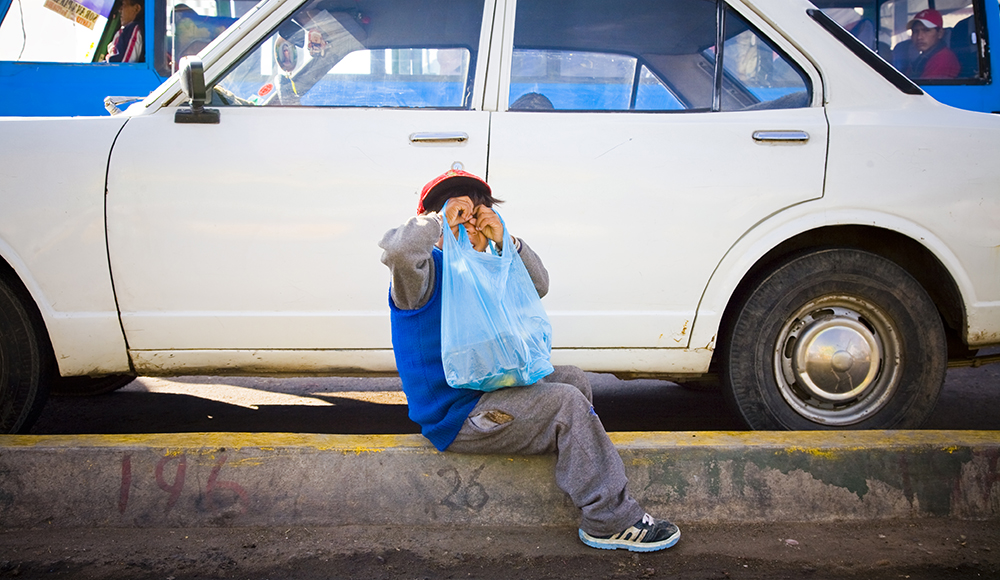 Ce jeune garçon gagne un peu d'argent en gardant les voitures des clients d'un des marchés d'Arequipa