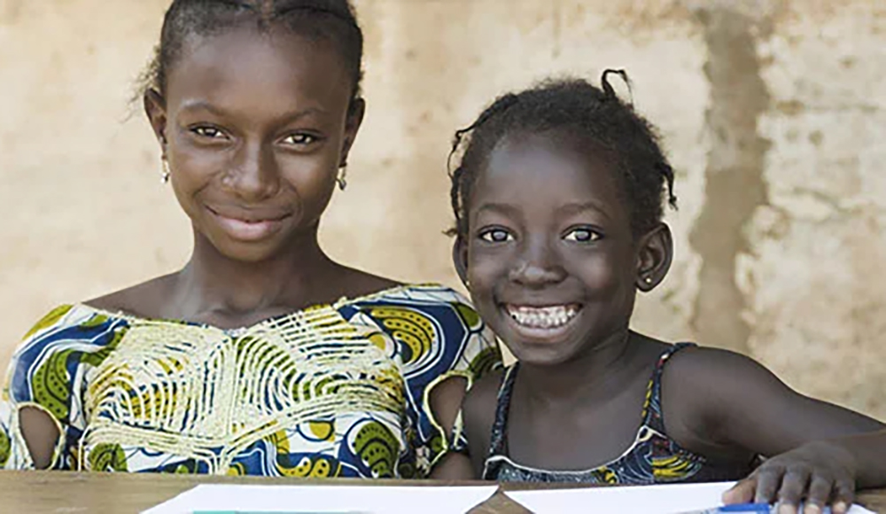 Deux filles pour la journée internationale de la fille