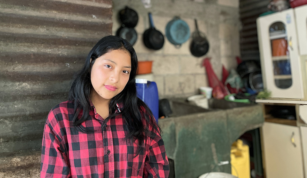 Jenifer, jeune fille au Guatemala forcée de travailler tout en allant à l'école pour aider sa famille à survivre