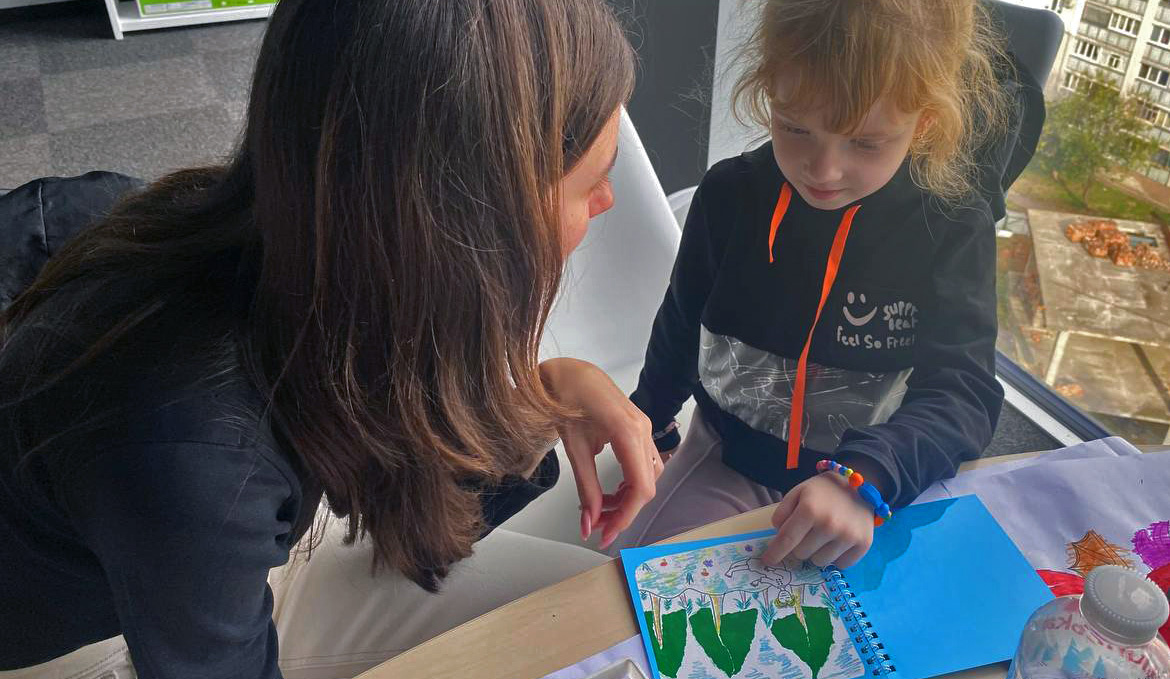 Ukraine espace résilience de WCU - soutien psychologique apporté aux enfants grâce notamment aux livres silencieux