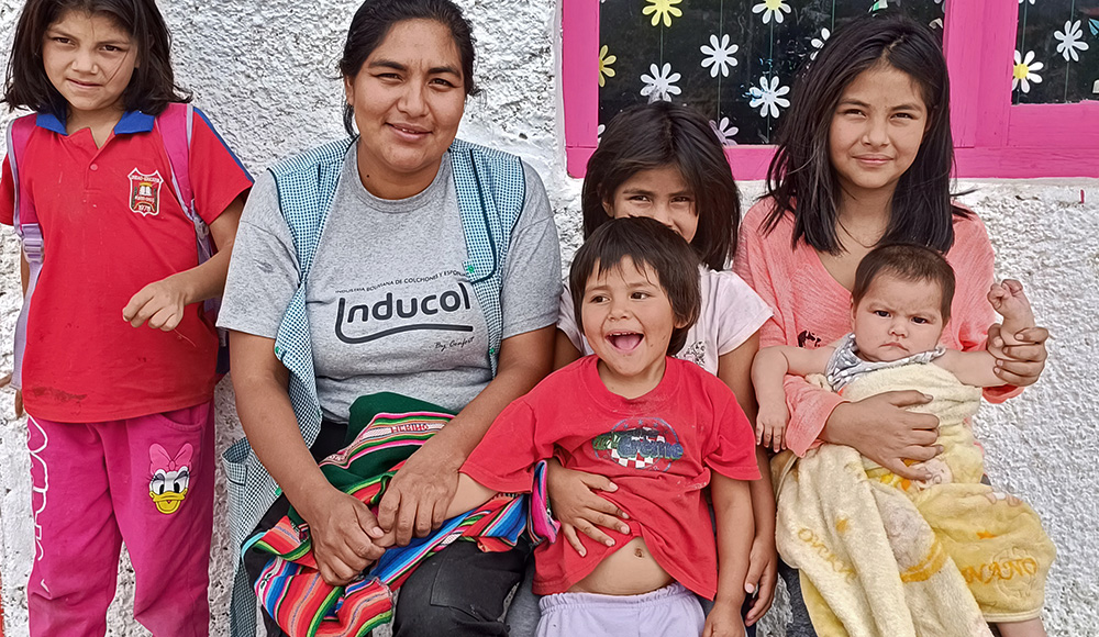 Eliana et ses cinq filles à Sacaba en Bolivie. Elles sont accompagnées par le partenaire du BICE, Bolivia Digna
