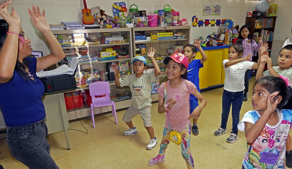 Karla anime une activité danse pour les enfants accueillis au centre socio-éducatif de la Fondation Pedro Poveda.