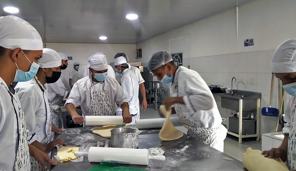 Formation boulangerie en Colombie avec les Tertiaires capucins pour enfants en conflit avec la loi et enfants victimes de violences