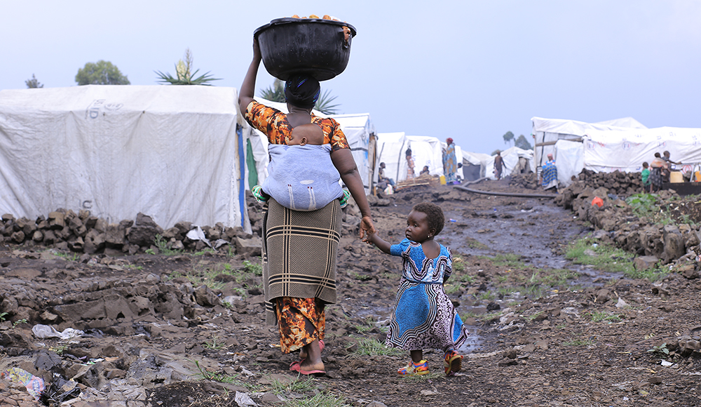 Une mère et ses enfants dans un camp de déplacés internes en RD Congo