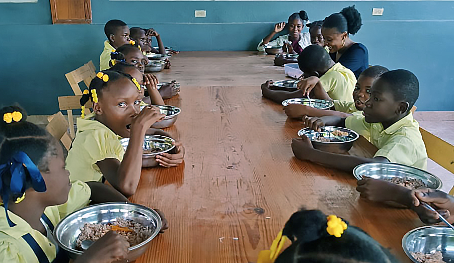 Aide alimentaire dans une école à Haïti