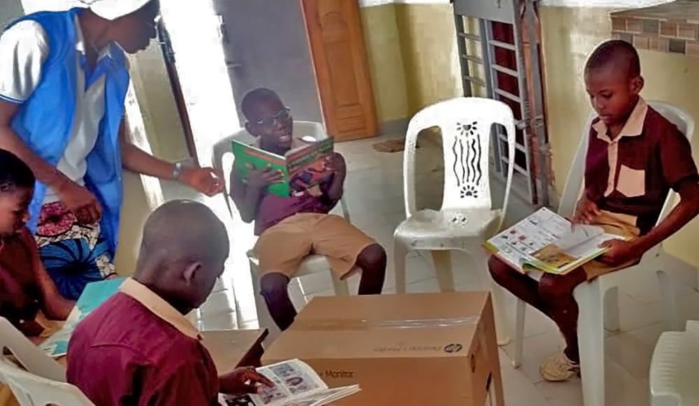 Bibliothèque de l'école de Sainte Bernadette à Djékanou en Côte d'Ivoire