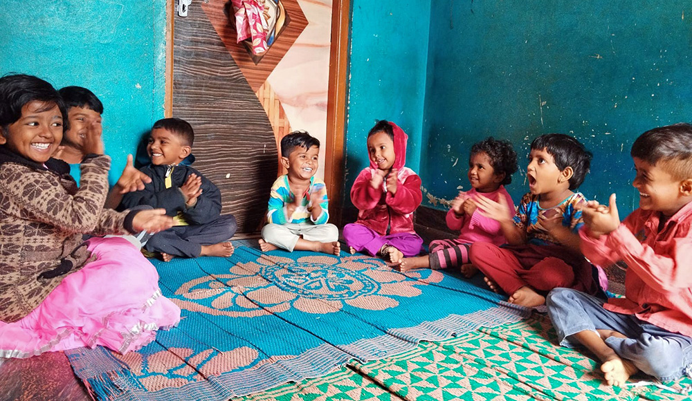 Visuel l'essentiel 2024 : photo prise en Inde dans une crèche communautaire