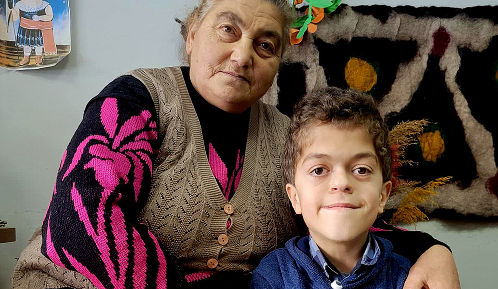 Géorgie, Nino, maman d'accueil, et Saba, accompagnés par nos partenaires locaux