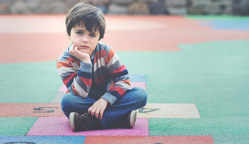 enfant triste pour illustrer un article sur les droits de l'enfant en danger