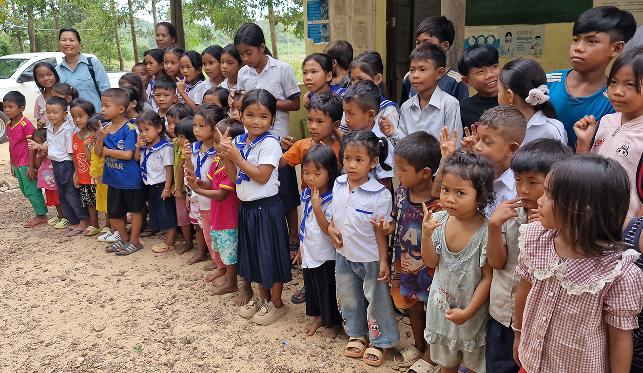 enfants devant une classe d'éducation non formelle au Cambodge