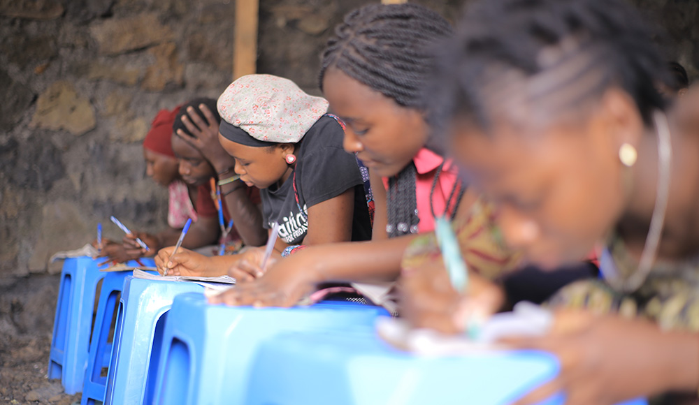Classe organisée par le partenaire du BICE Coeur sans frontières dans un camp de déplacés internes près de Goma, à l’est de la RD Congo, septembre 2024.