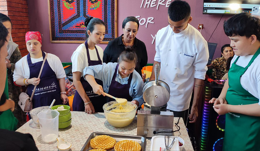 café social au Tadjikistan : des jeunes en situation de handicap en train d'apprendre à cuisiner