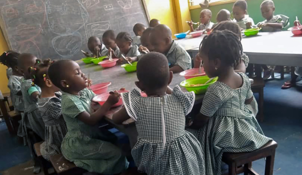 Repas servis dans un centre d'accueil des tout-petits au Togo