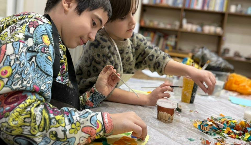 Niko en plein activité dans les ateliers à Tbilissi