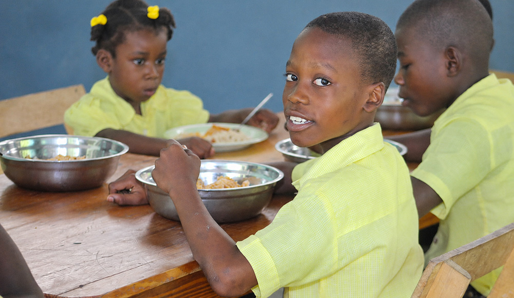 En Haïti, l’école et un repas pour avancer