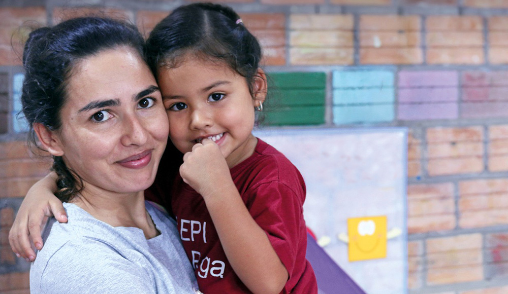 Une maman et sa fille au Paraguay : une de l'essentiel 2025 du BICE