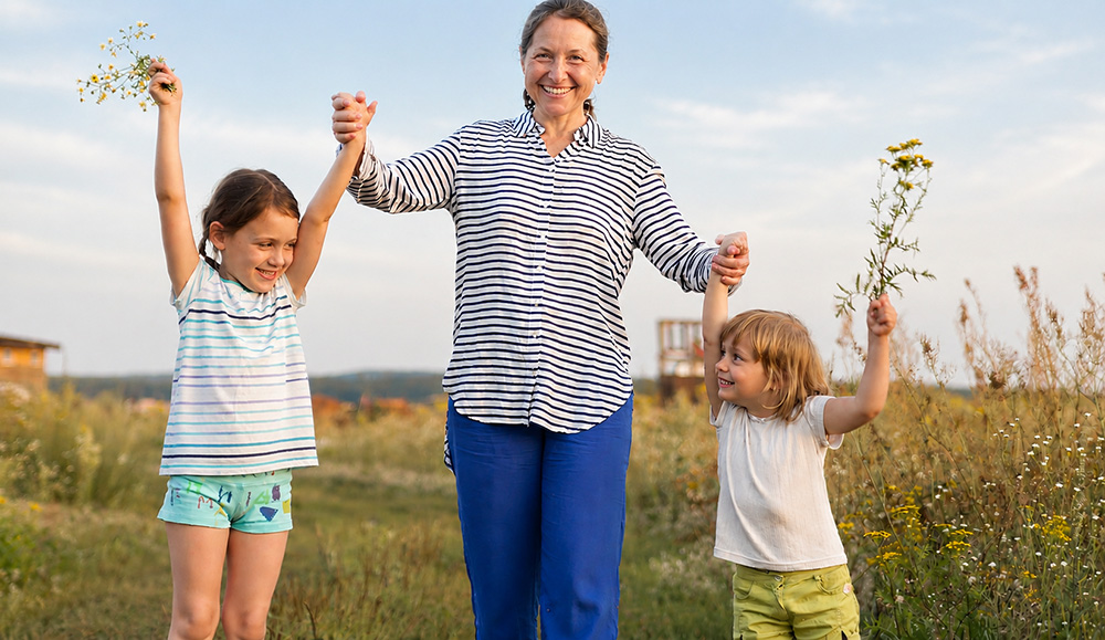 Une grand-mère avec ses deux petites filles dans la campagne