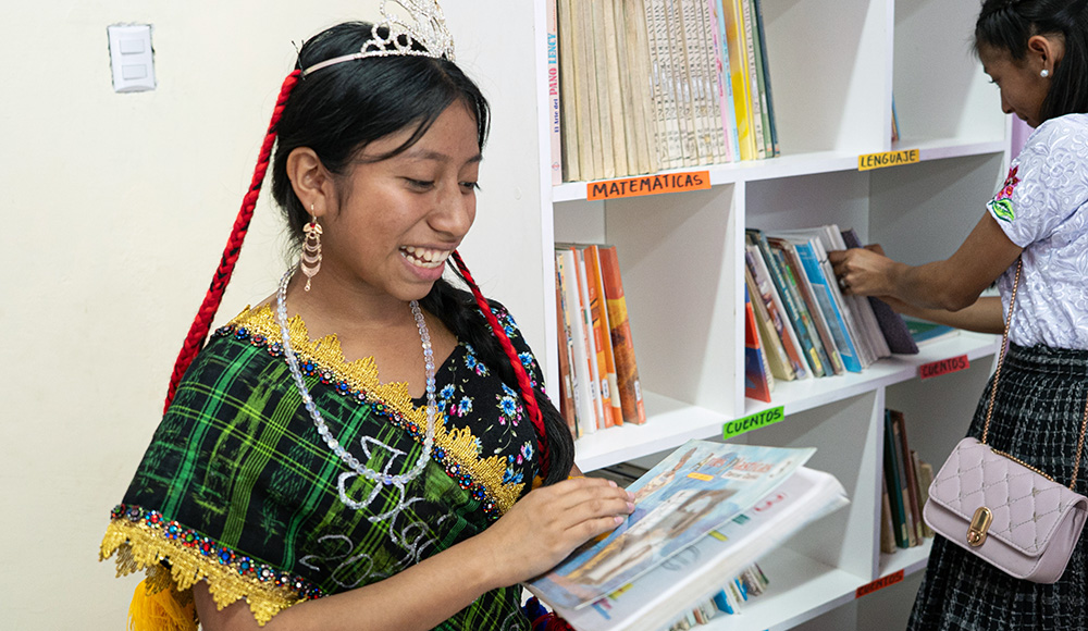 Jeunes filles guatémaltèques lors de l'inauguration d'une nouvelle bibliothèque dans leur village