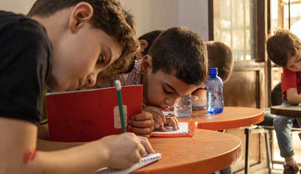 enfants en train d'étudier pendant l'aide aux devoirs en Syrie à Alep